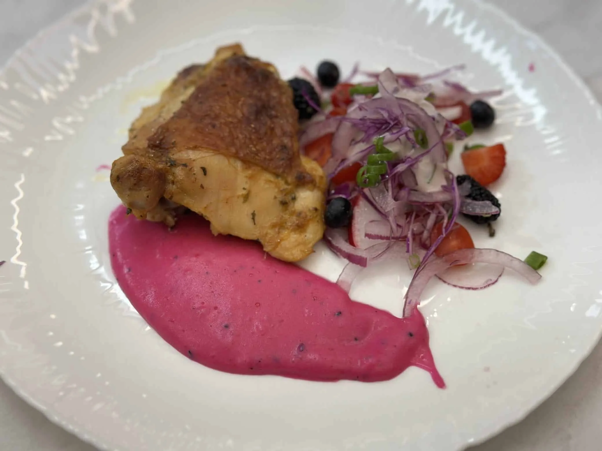 Sobrecoxa de frango com mousseline de pitaya e salada tropical